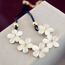 Load image into Gallery viewer, Flower Shaped Necklace

