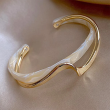 Load image into Gallery viewer, White Shellfish Bracelet
