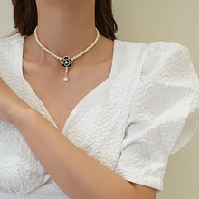 Load image into Gallery viewer, Flower Clavicle Pearl Necklace